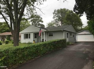 13 Hickory Dr, Carpentersville, IL