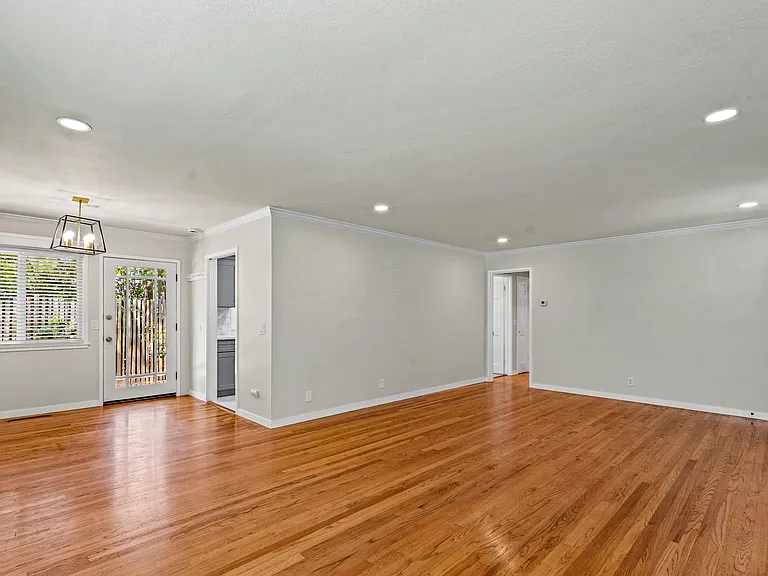1087 Lariat Ln — Photo 7