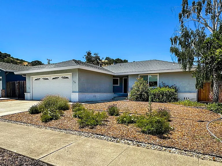 315 Heidi Dr — Photo 1