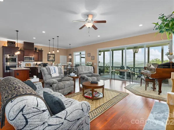 625 Trials Gap Dr, Waynesville, NC 28786