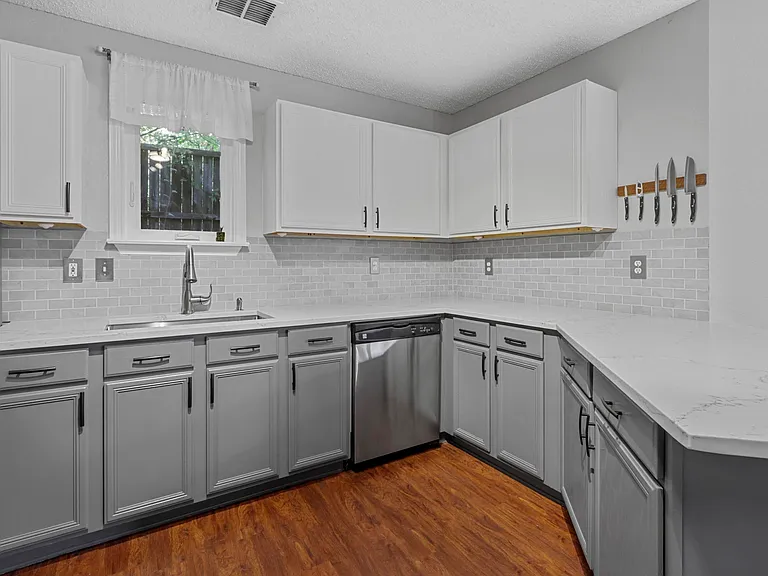 2202 Barton Springs Dr — Photo 15