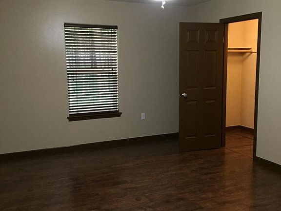 Master w/ walk in closet