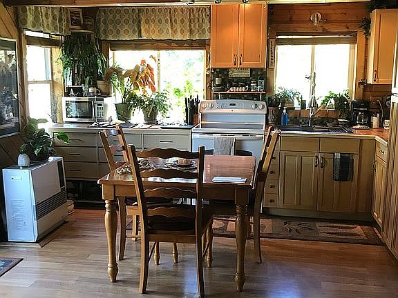 kitchen-sliding door to deck