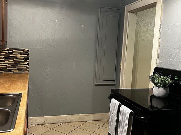 4th image of 1613 E Park Pl