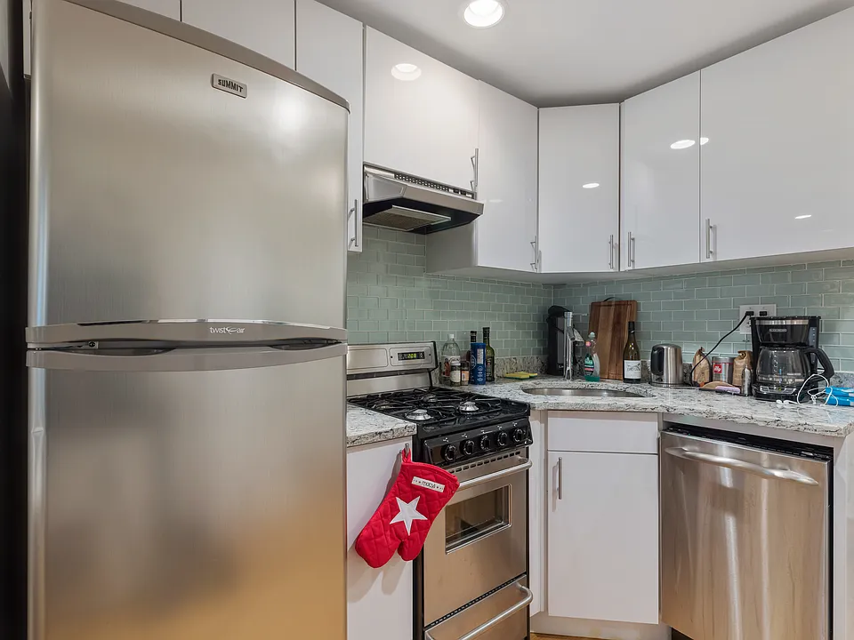 89 Christopher St #17