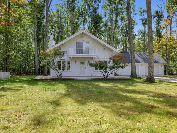 635 Michaywe Dr, Gaylord, MI 49735