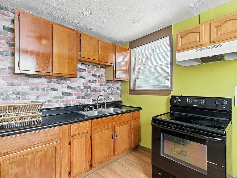 237 E 21st St — Photo 12