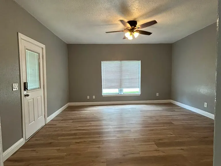 426 N Clements St — Photo 6