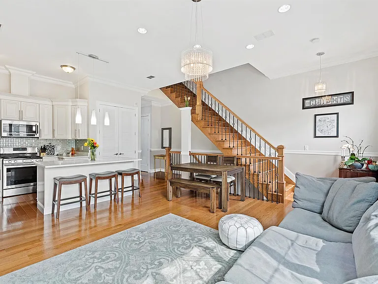 305 New York Ave #2 — Photo 8