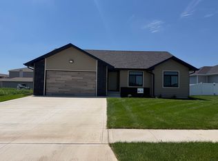 1725 Sampson Ln, South Sioux City, NE 68776