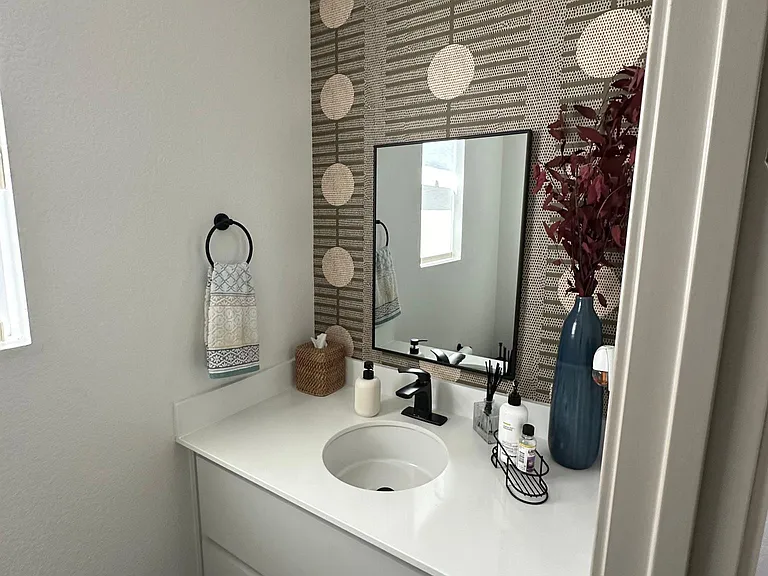 Powder bathroom (1st floor)