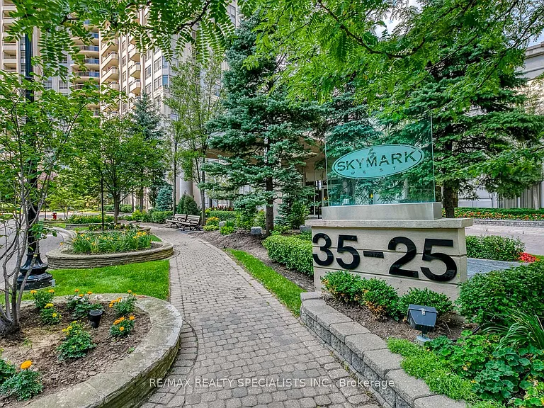 25 Kingsbridge Garden Cir W #924 — Photo 5
