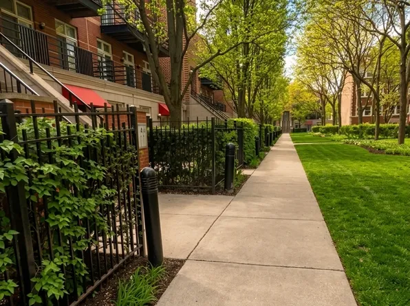 1033 E 46th St APT 406, Chicago, IL 60653