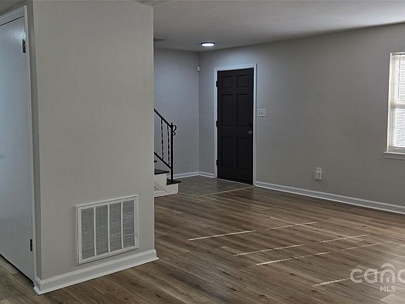 3rd image of 11011 Park Rd