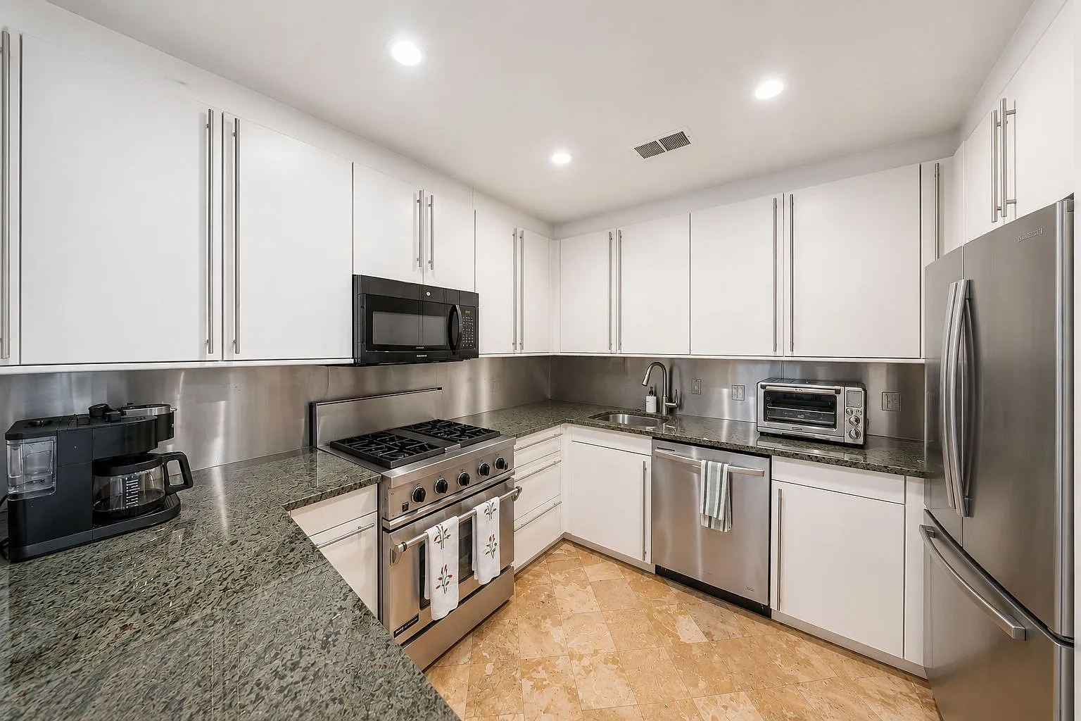 2 bed, 1010 sqft, $3,750 — Photo 3