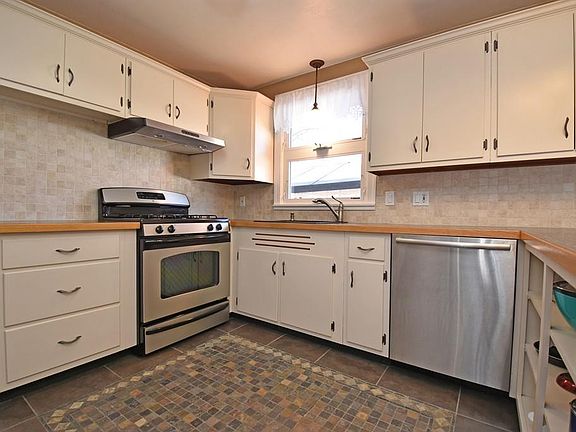 5th image of 33 Lourdes Dr