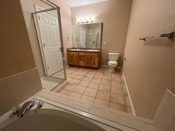 Master bath: spacious 5 piece
