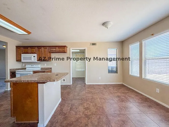 583 W Racine Loop — Photo 11