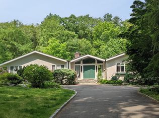 10 Limerick Pl, Cos Cob, CT 06807
