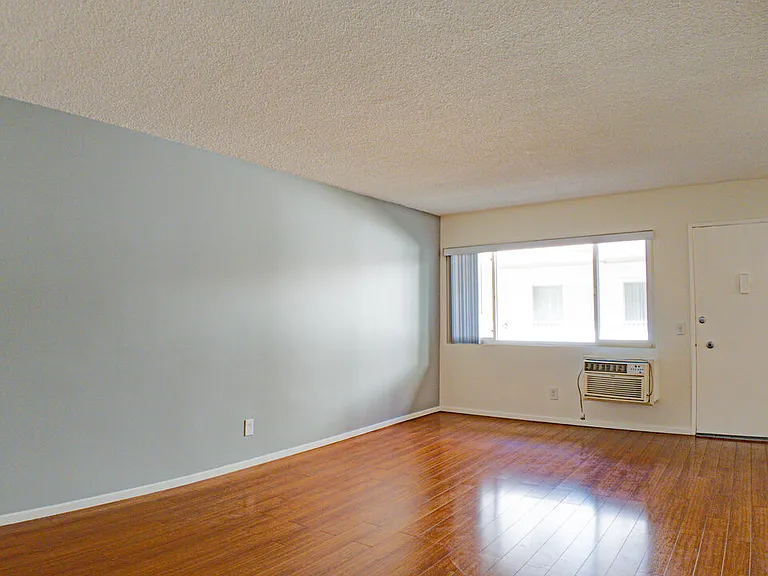 447 W Elk Ave — Photo 6