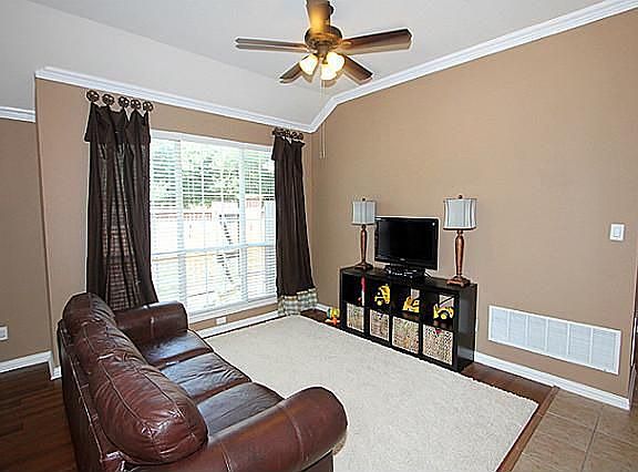 4th image of 9352 Niles Ct