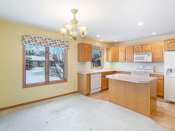 4th image of 267 Interlaken Ct