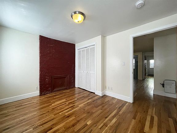 5th image of 202 Christopher Columbus Dr