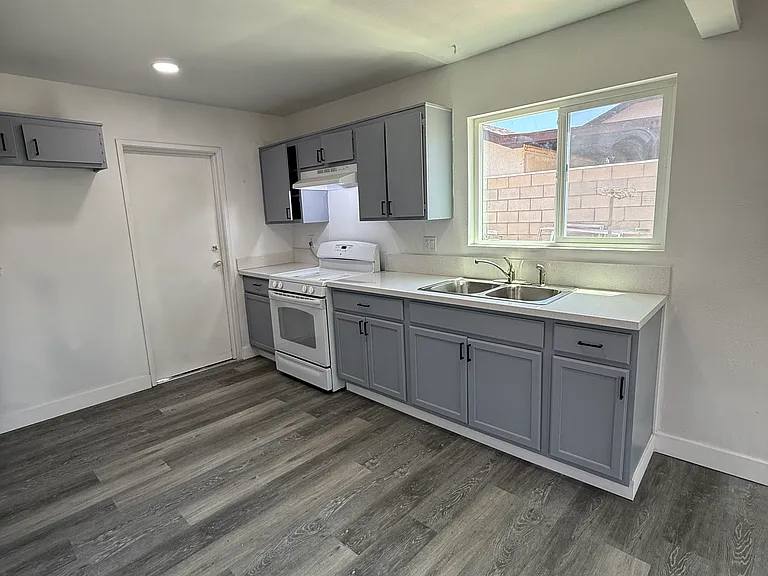 5678 Surrey Ln — Photo 7