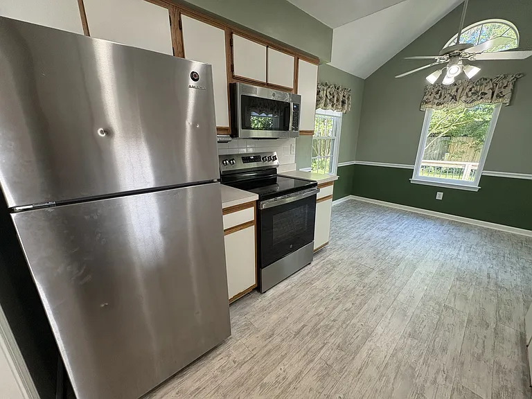 Eat-in kitchen