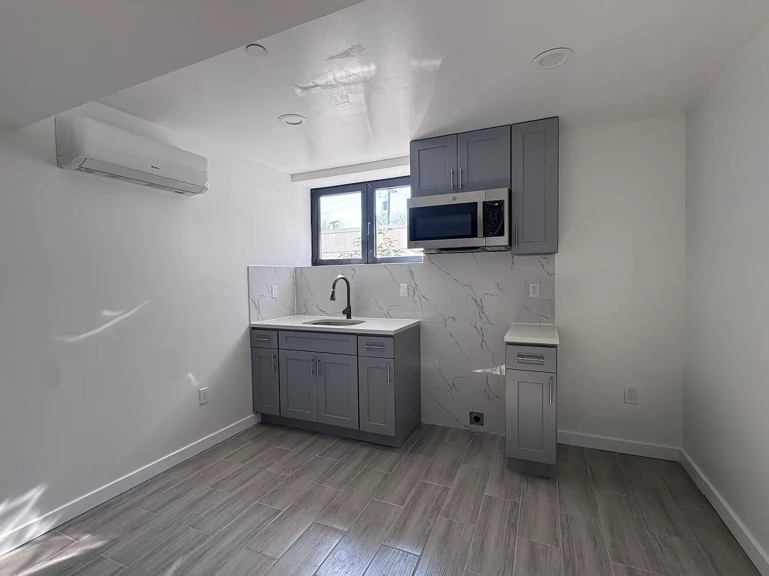 2 bed, 980 sqft, $2,400 — Photo 2