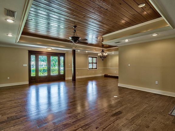 3rd image of 32 Country Club Dr E