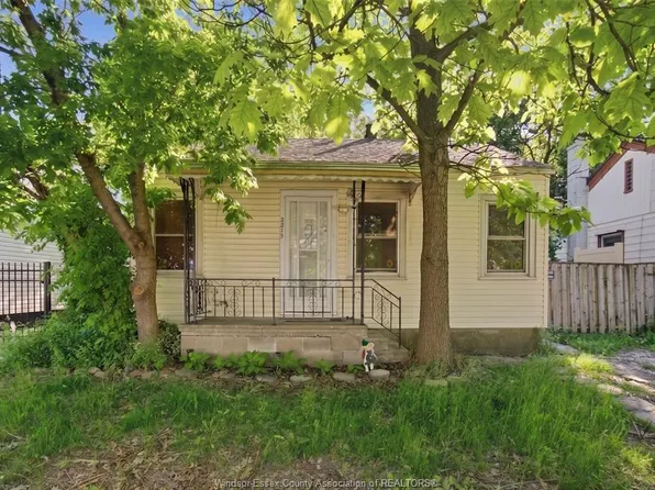 2215 Forest Ave, Windsor, ON N8W 2G7
