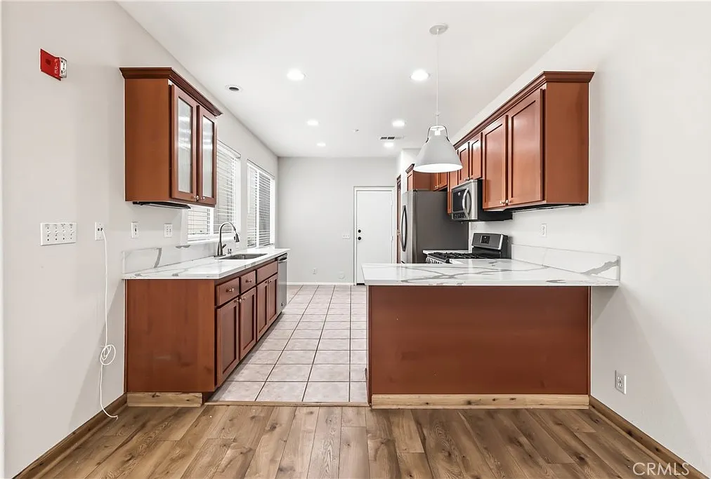 2 bed, 2.5 bath, 1220 sqft, $3,500 — Photo 4