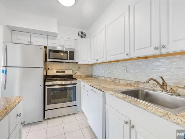 6050 Kennedy Blvd E APT 2E, West New York, NJ 07093