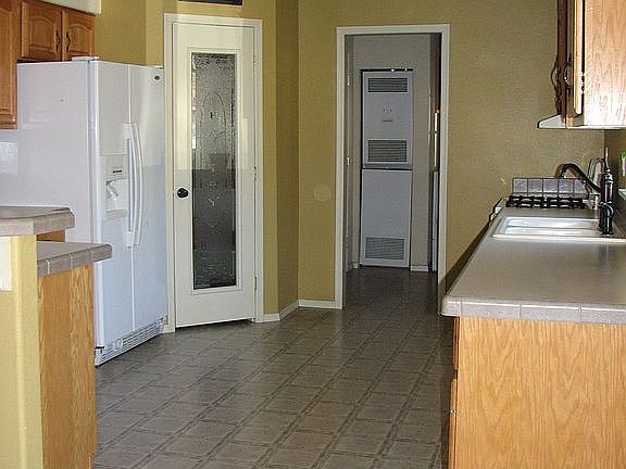 3rd image of 705-440 Travis Ln