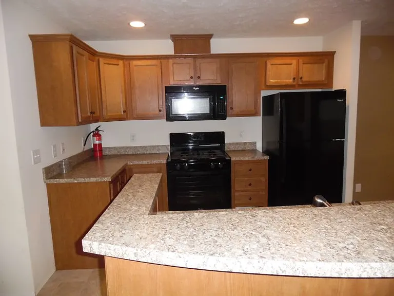 1066 Sherman Ct — Photo 4