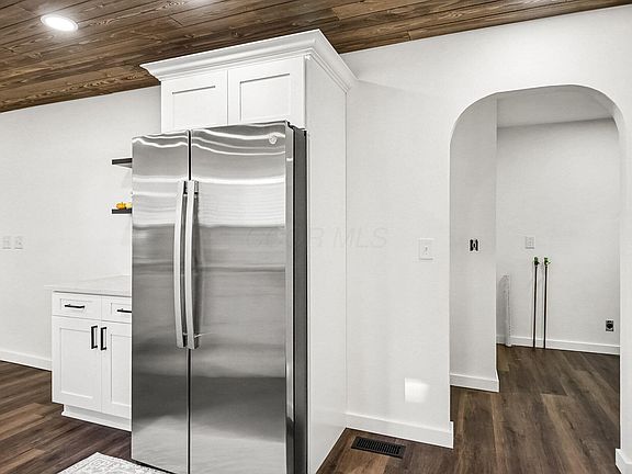 5th image of 689 E 2nd St
