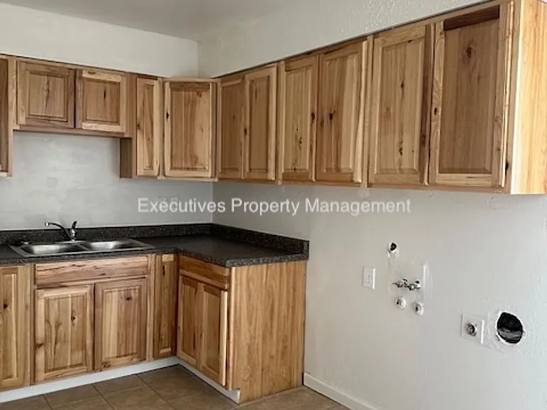 1200 Kings Ave — Photo 3