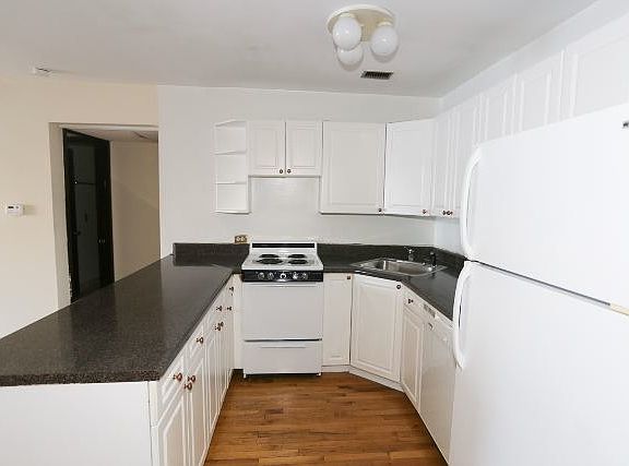3rd image of 1220 N La Salle Dr APT 02F
