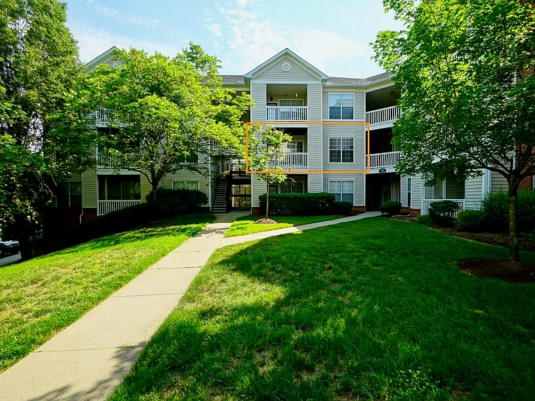 320 Riverbend Dr #3C — Photo 2