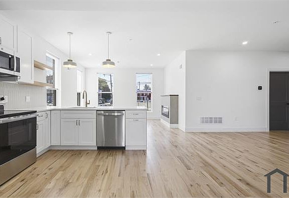2nd image of 3001 Ridge Ave #1