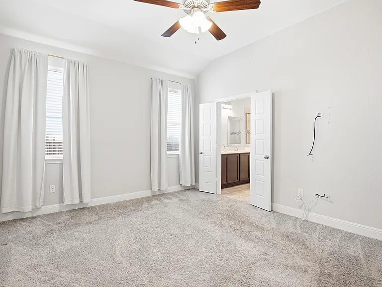 12139 Casparis — Photo 6