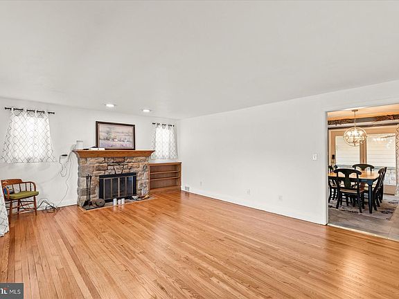 5th image of 158 N Green St
