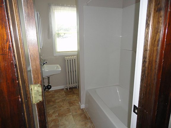 Cozy bathroom with newer tub/shower, sink and toilet. 