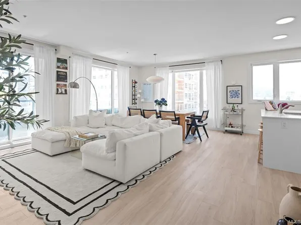 842 Orono Ave #301, Langford, BC V9B 2T8