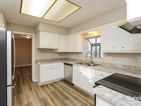 4th image of 8914 Saratoga Forest Dr