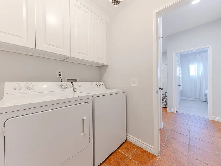 628 E Walnut St — Photo 37
