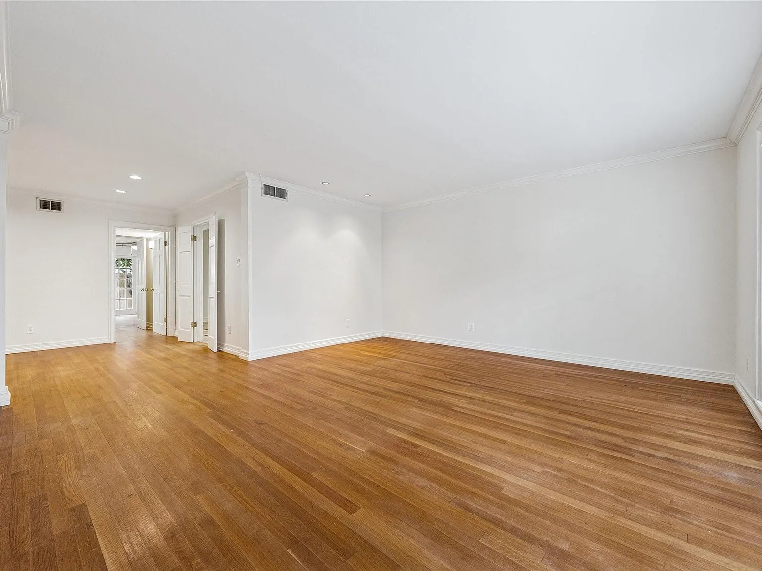 1 bed, 1.0 bath, 891 sqft, $1,800 — Photo 2