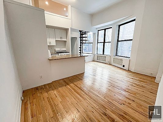 3rd image of 251 W 72nd St #3