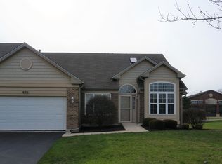 690 Berkley Dr, Romeoville, IL 60446